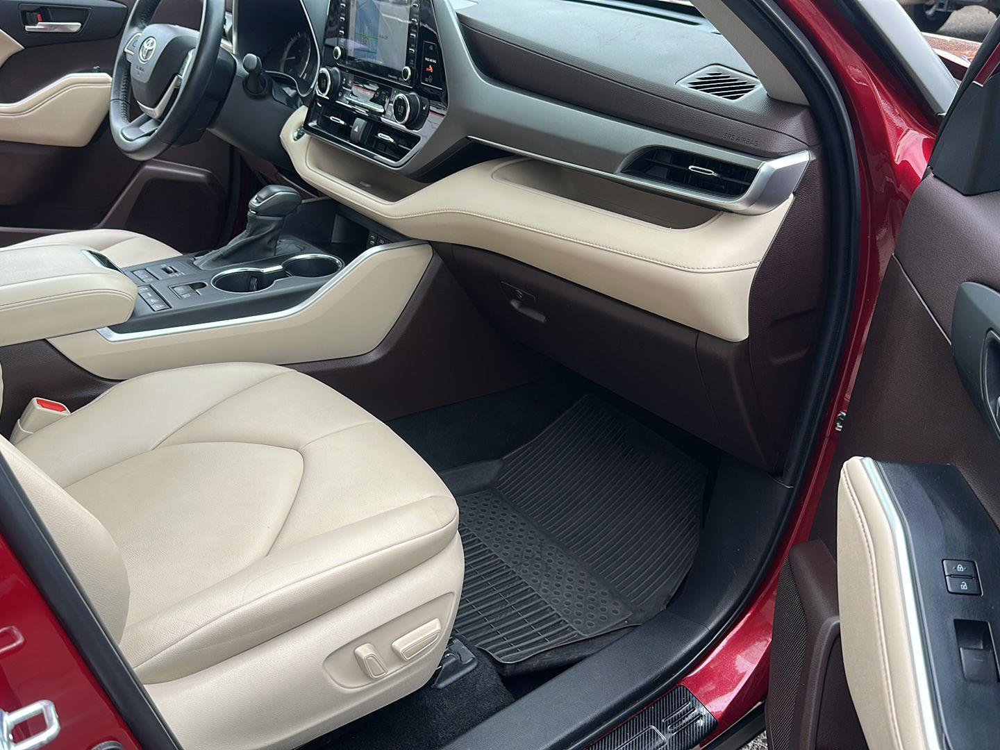 Used 2022 Toyota Highlander XLE AWD/4WD image 23