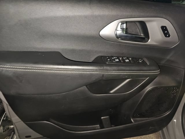 Used 2025 Chrysler Pacifica Select FWD image 7