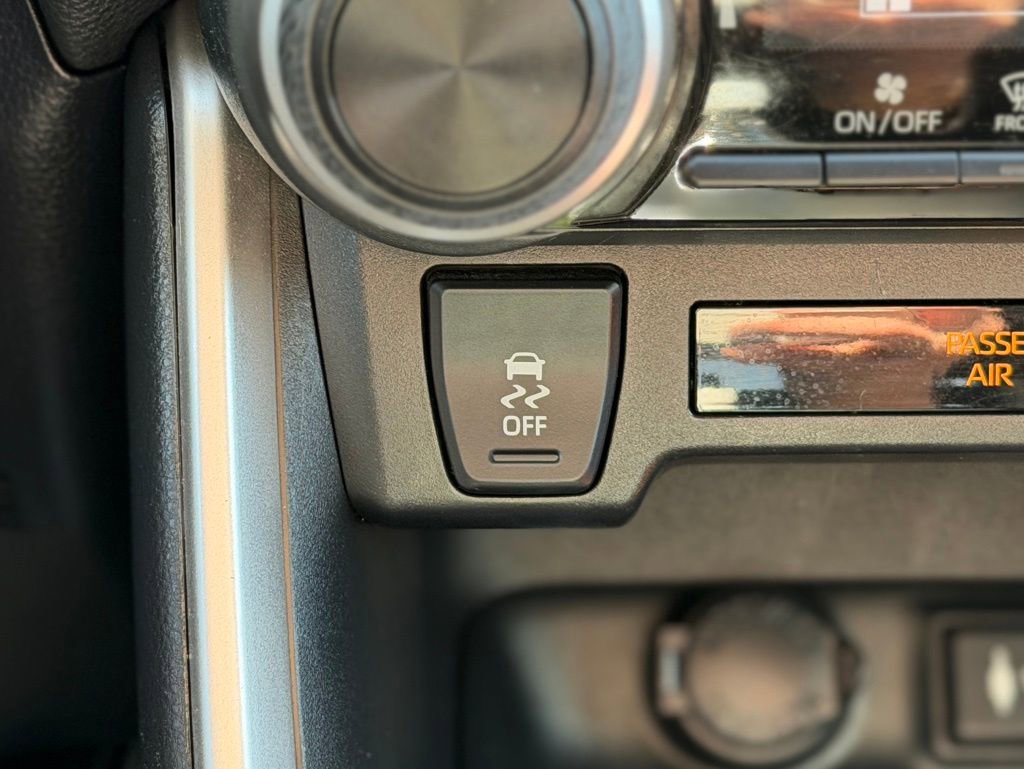 Used 2019 Toyota RAV4 LE AWD/4WD image 14