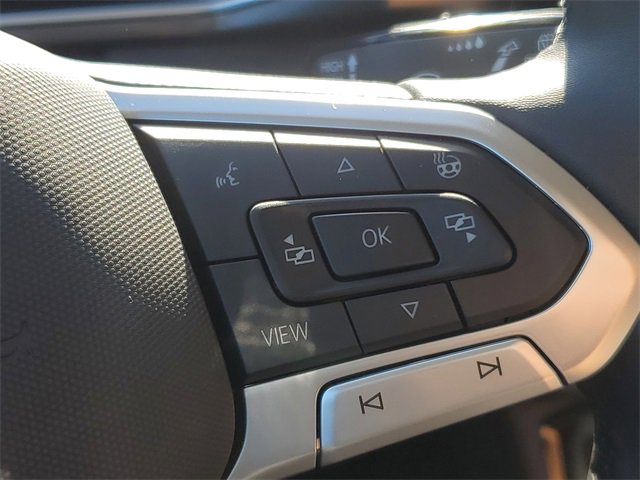 Certified 2025 Volkswagen Taos SE image 28