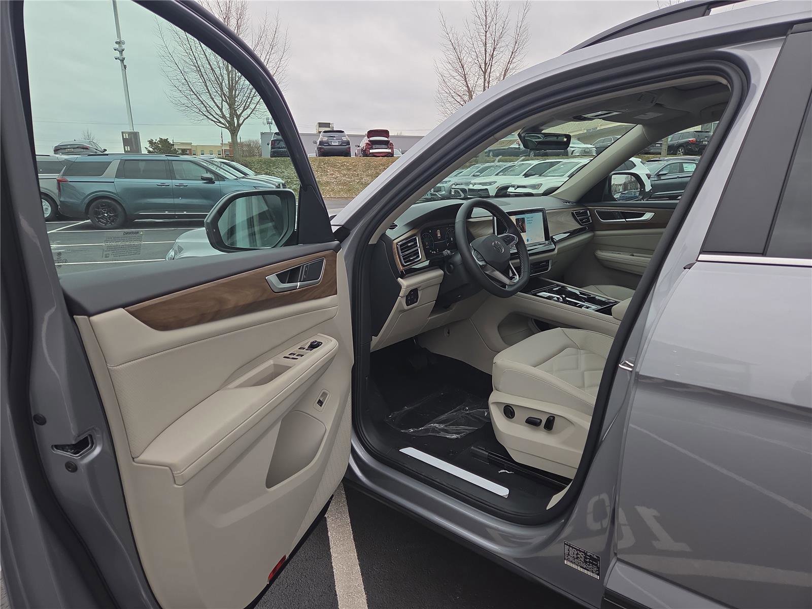 New 2026 Volkswagen Atlas SE image 11