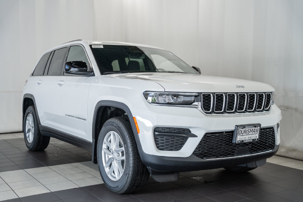 New 2026 Jeep Grand Cherokee Laredo w/ Trailer Tow Package