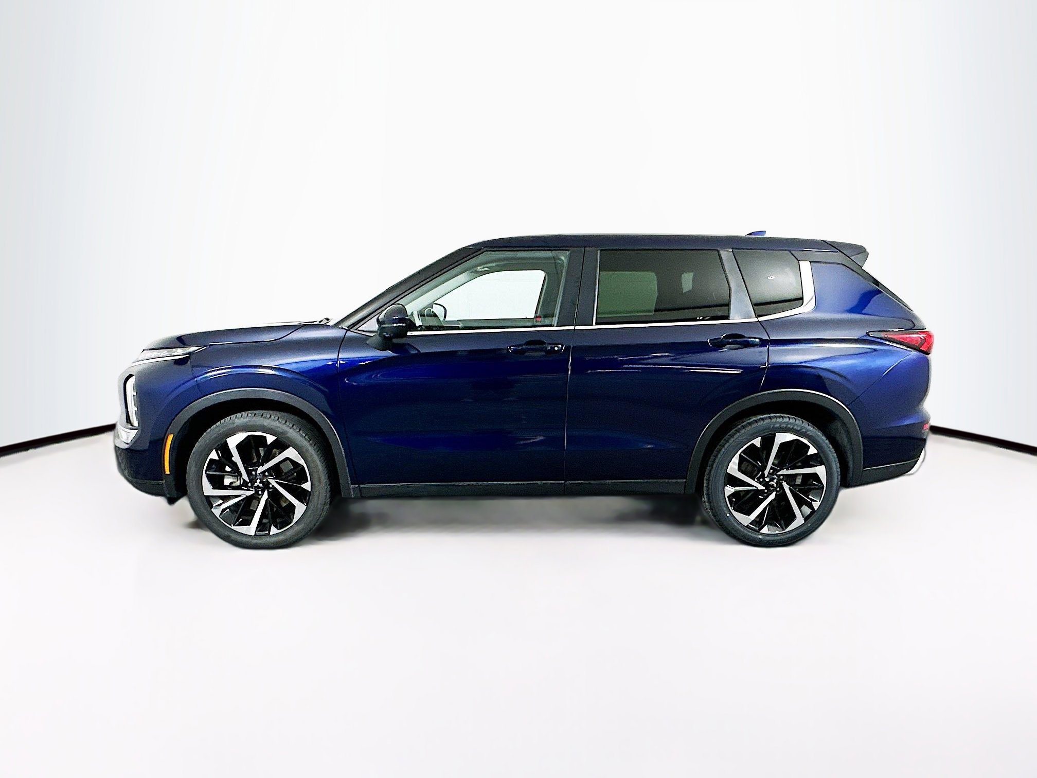 Used 2024 Mitsubishi Outlander SE image 4