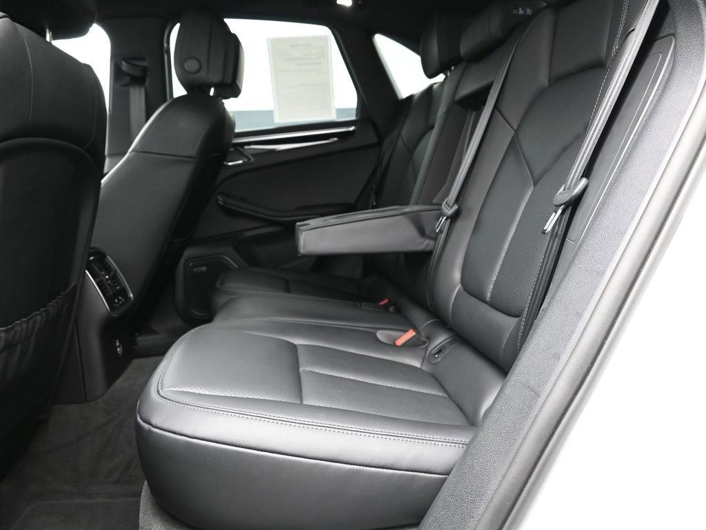 Certified 2025 Porsche Macan AWD/4WD image 17