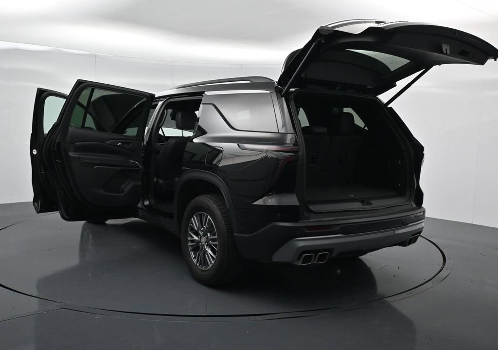 Used 2025 Chevrolet Traverse LT FWD image 43