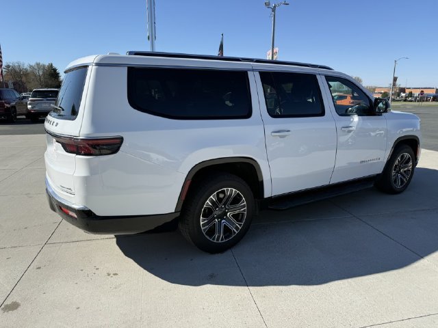 Used 2023 Jeep Wagoneer L Series II AWD/4WD image 8