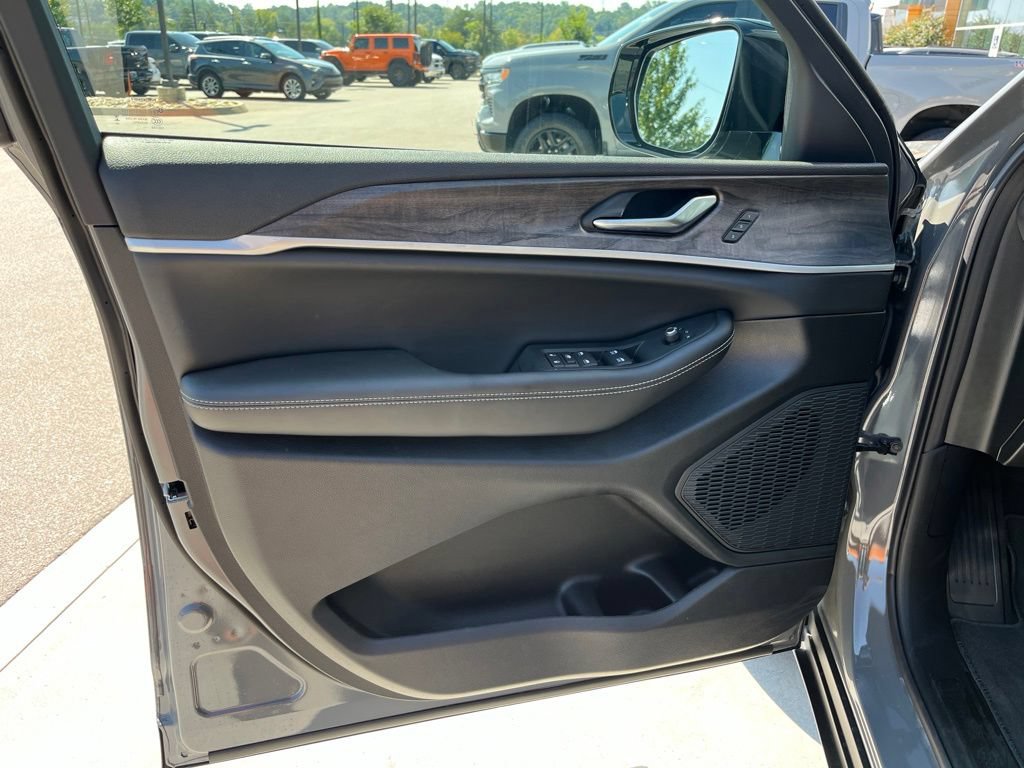New 2027 Jeep Grand Cherokee L Limited w/ Limited Altitude Package AWD/4WD image 5