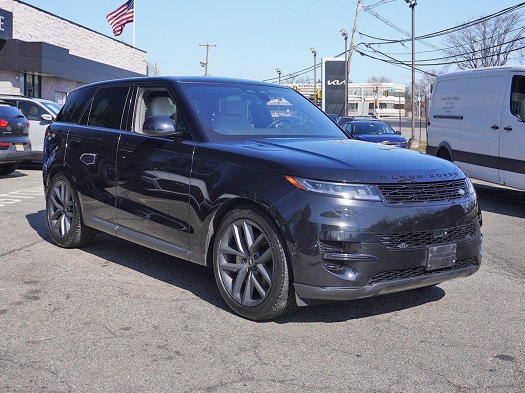 Used 2023 Land Rover Range Rover Sport SE image 2