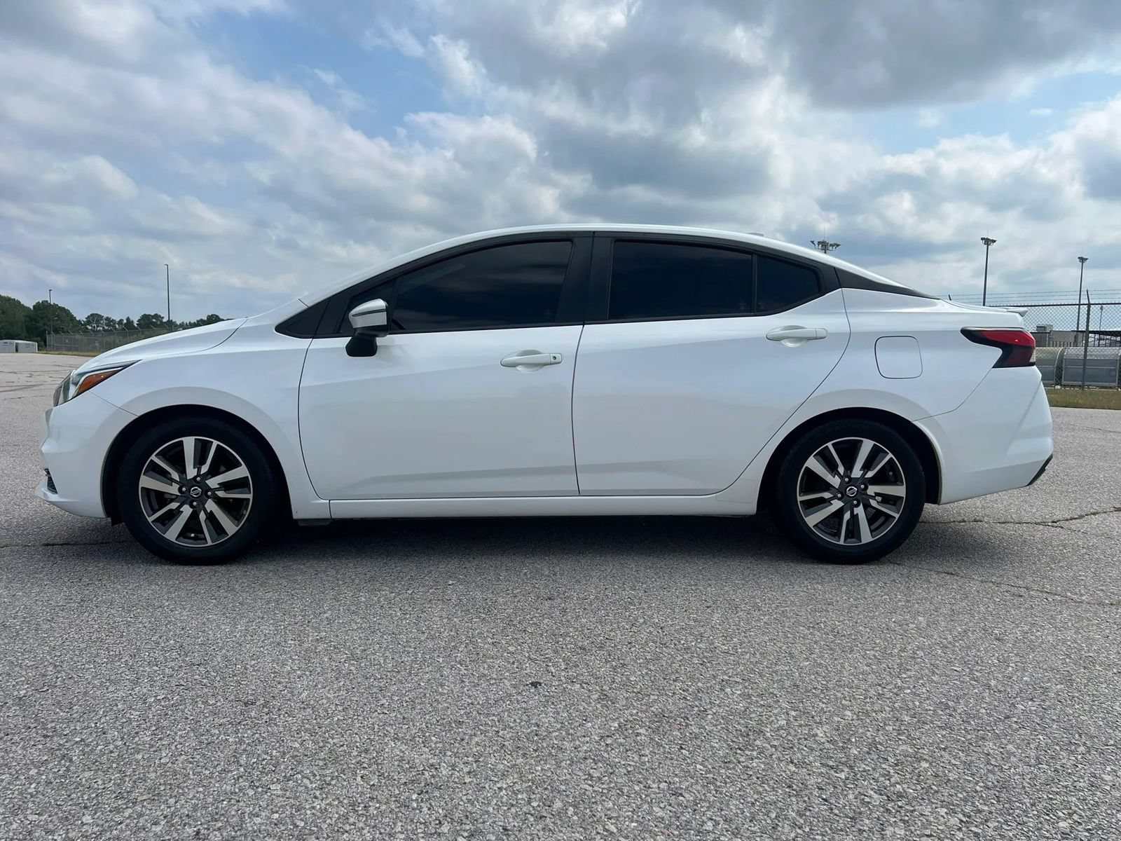 Used 2020 Nissan Versa SV w/ Electronics Package FWD image 4