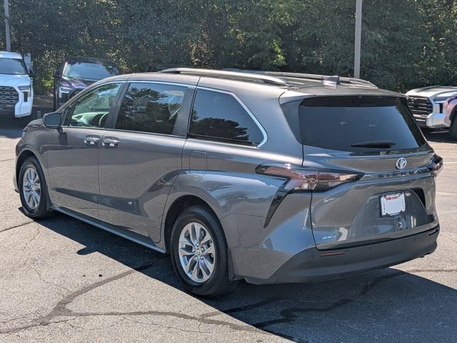 Used 2025 Toyota Sienna XLE FWD image 5