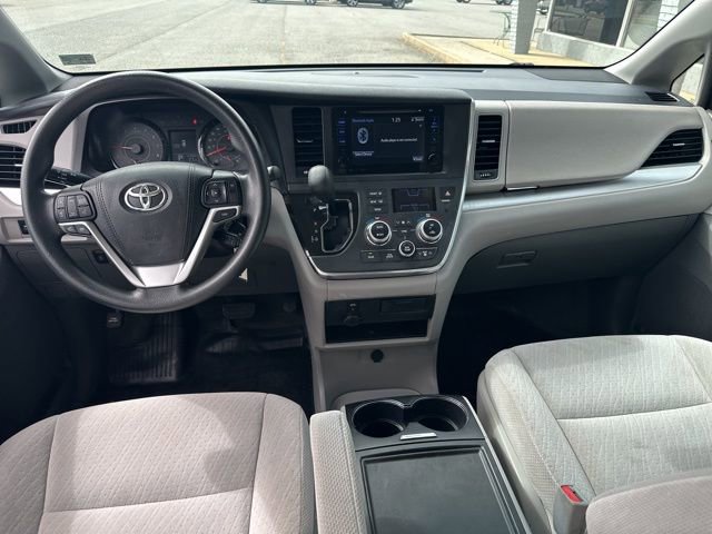 Used 2017 Toyota Sienna LE image 31