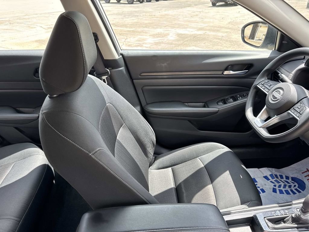 Used 2025 Nissan Altima 2.5 SV FWD image 22