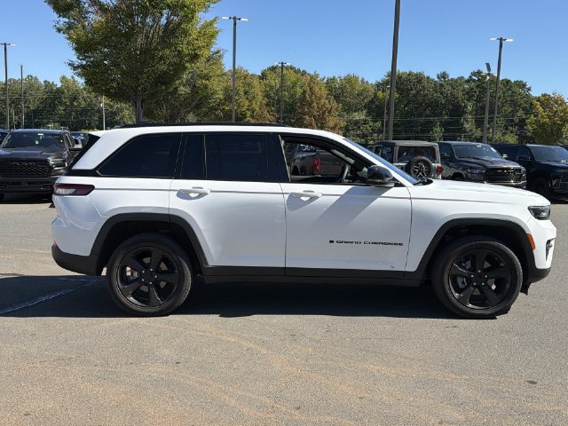Used 2023 Jeep Grand Cherokee Altitude AWD/4WD image 5