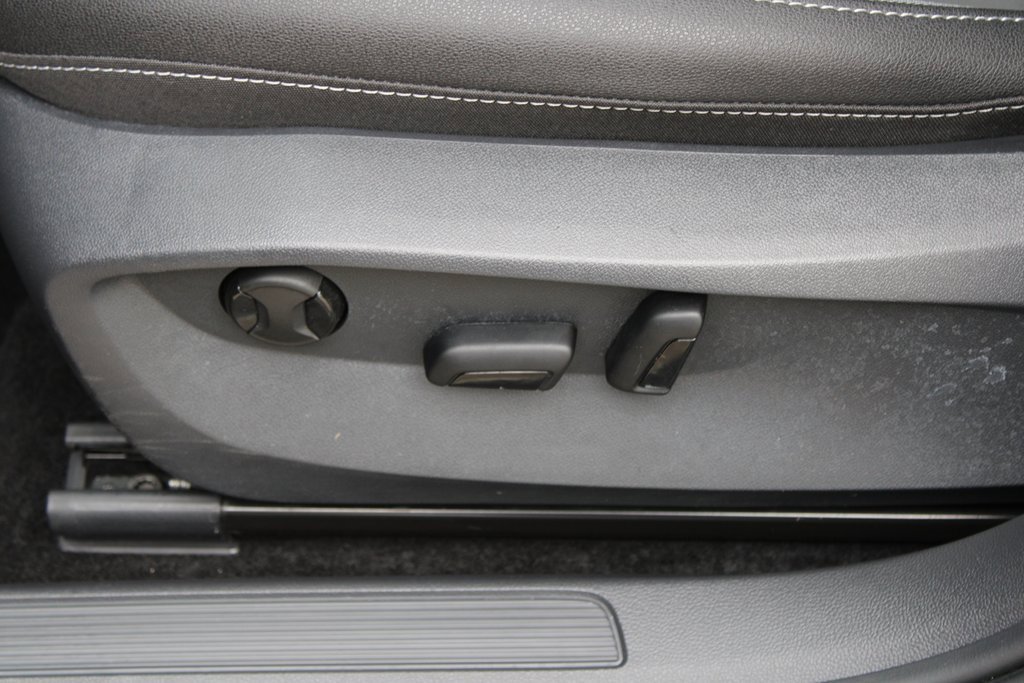 Certified 2025 Volkswagen Taos SE image 10