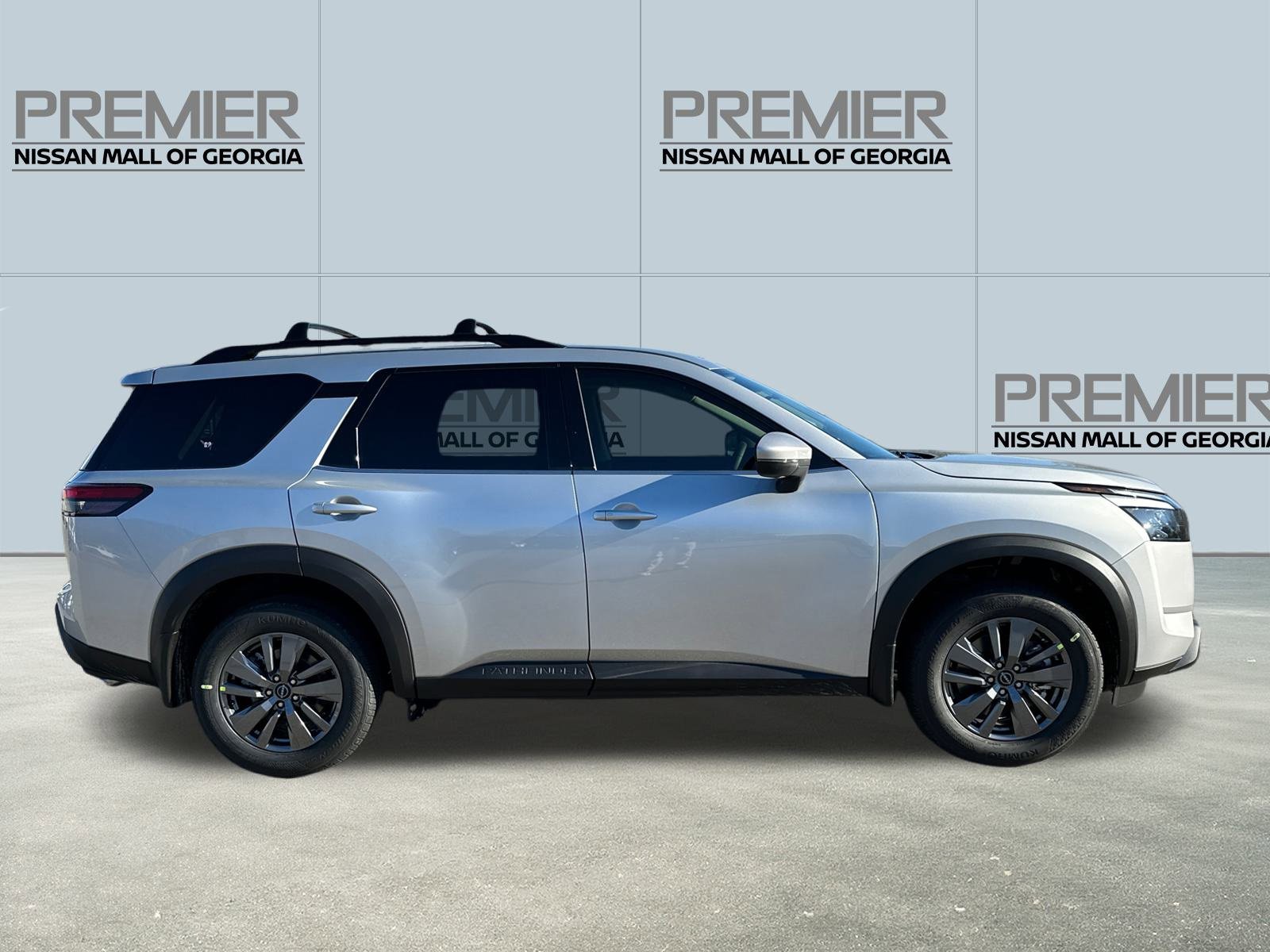 New 2025 Nissan Pathfinder SV w/ Black Appearance Package image 4