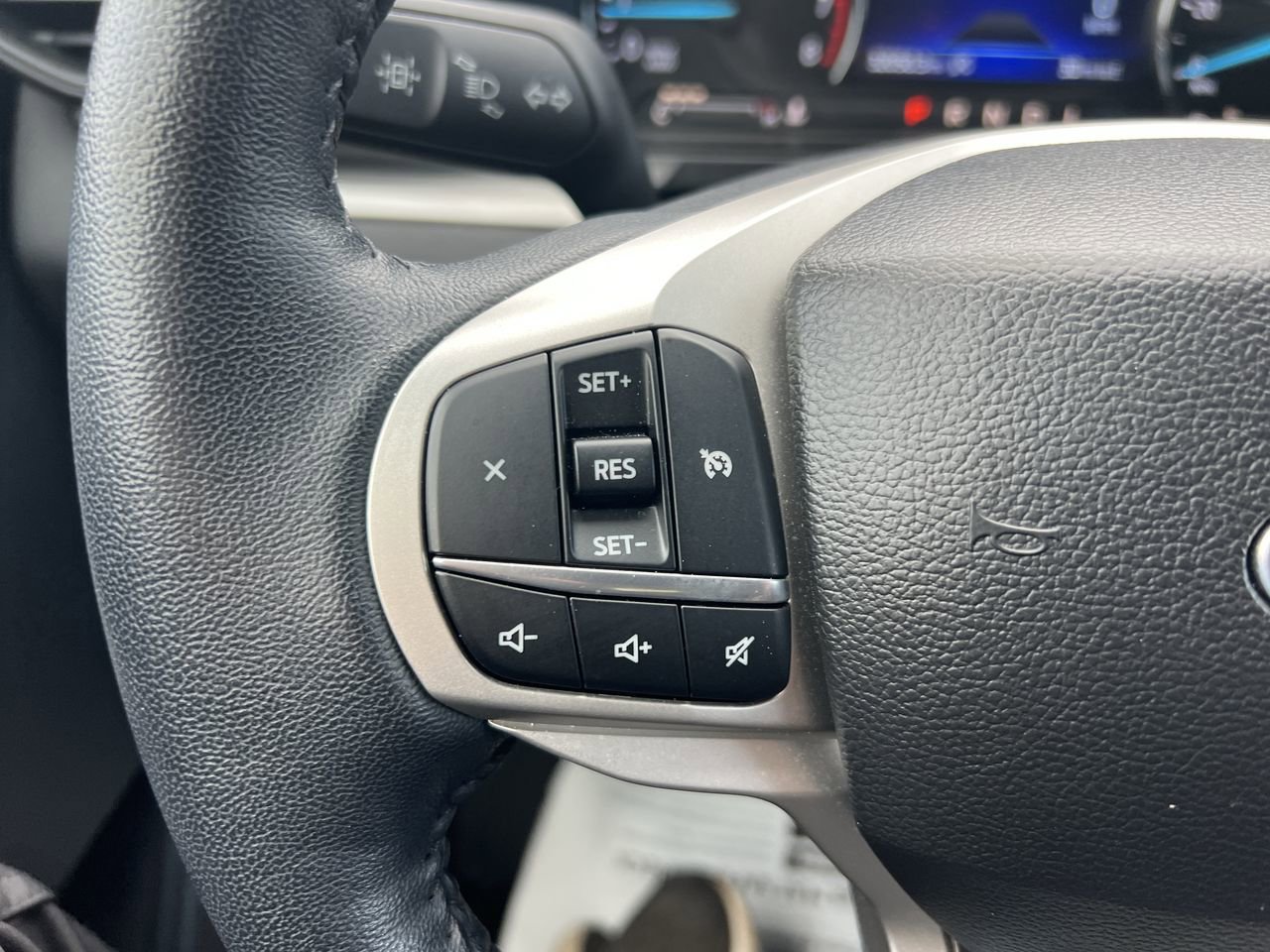 Used 2023 Ford Explorer XLT AWD/4WD image 19