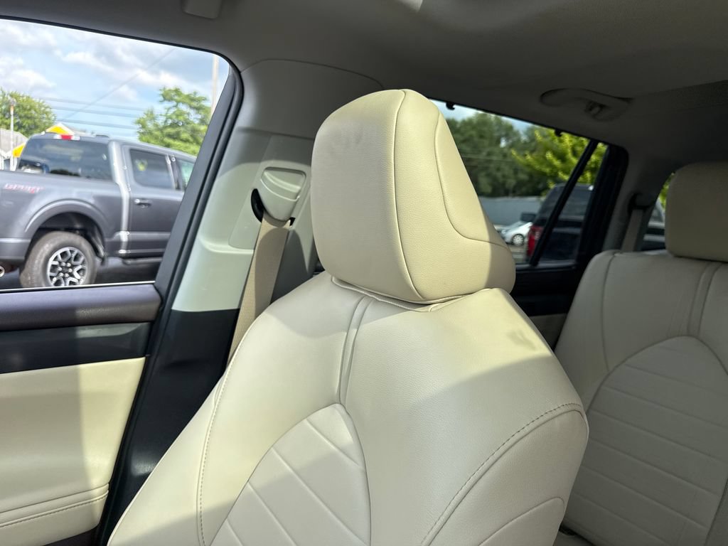 Used 2020 Toyota Highlander XLE AWD/4WD image 35