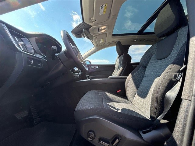 Used 2022 Volvo XC60 B5 Momentum image 11