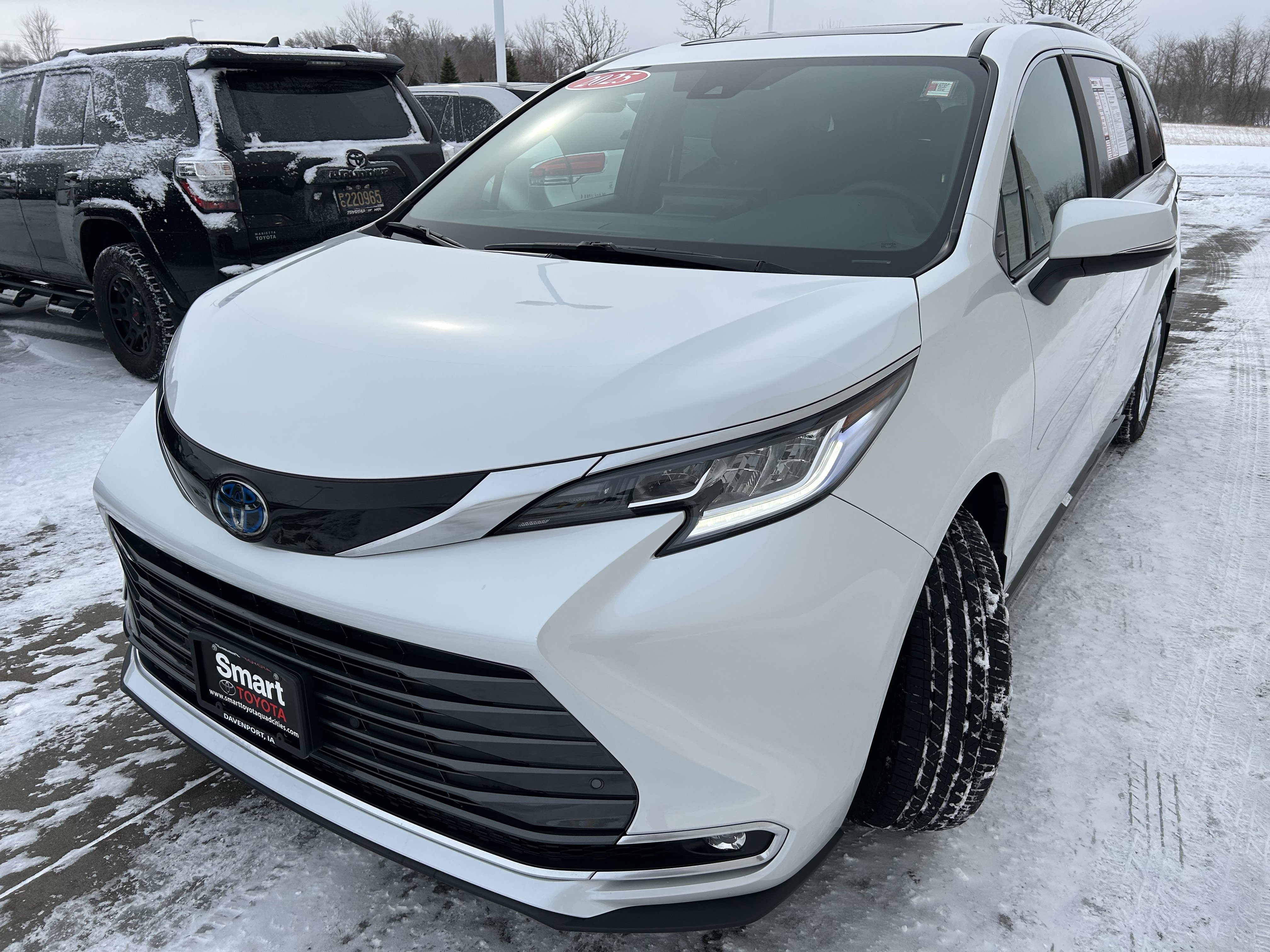 Used 2025 Toyota Sienna Limited image 3