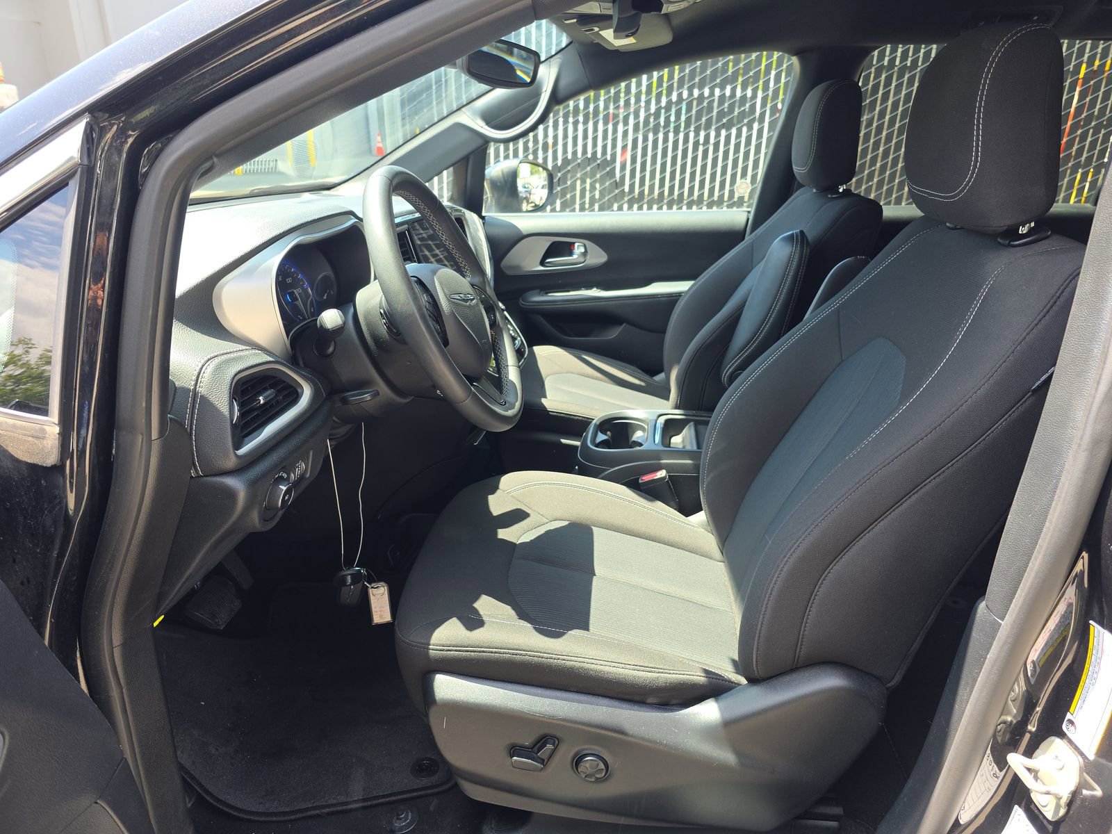Used 2023 Chrysler Pacifica Touring FWD image 11