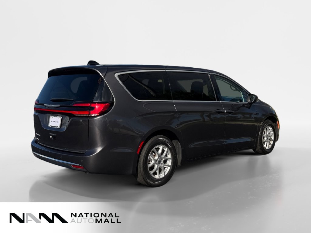 Used 2023 Chrysler Pacifica Touring-L FWD image 5