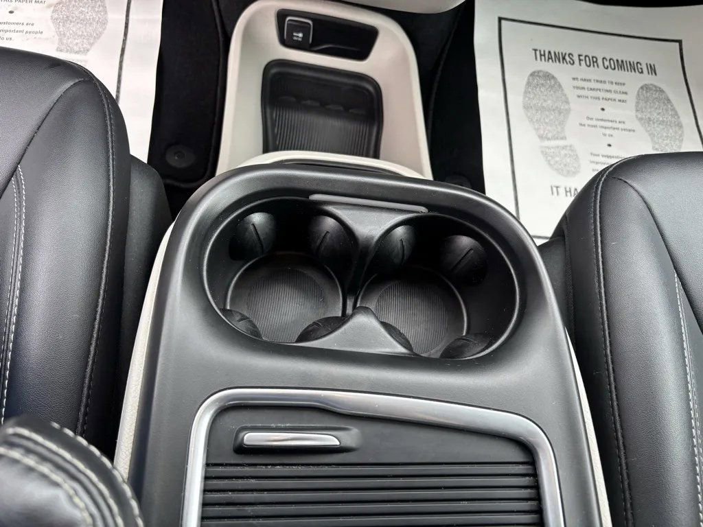 Used 2024 Chrysler Pacifica Touring-L image 16