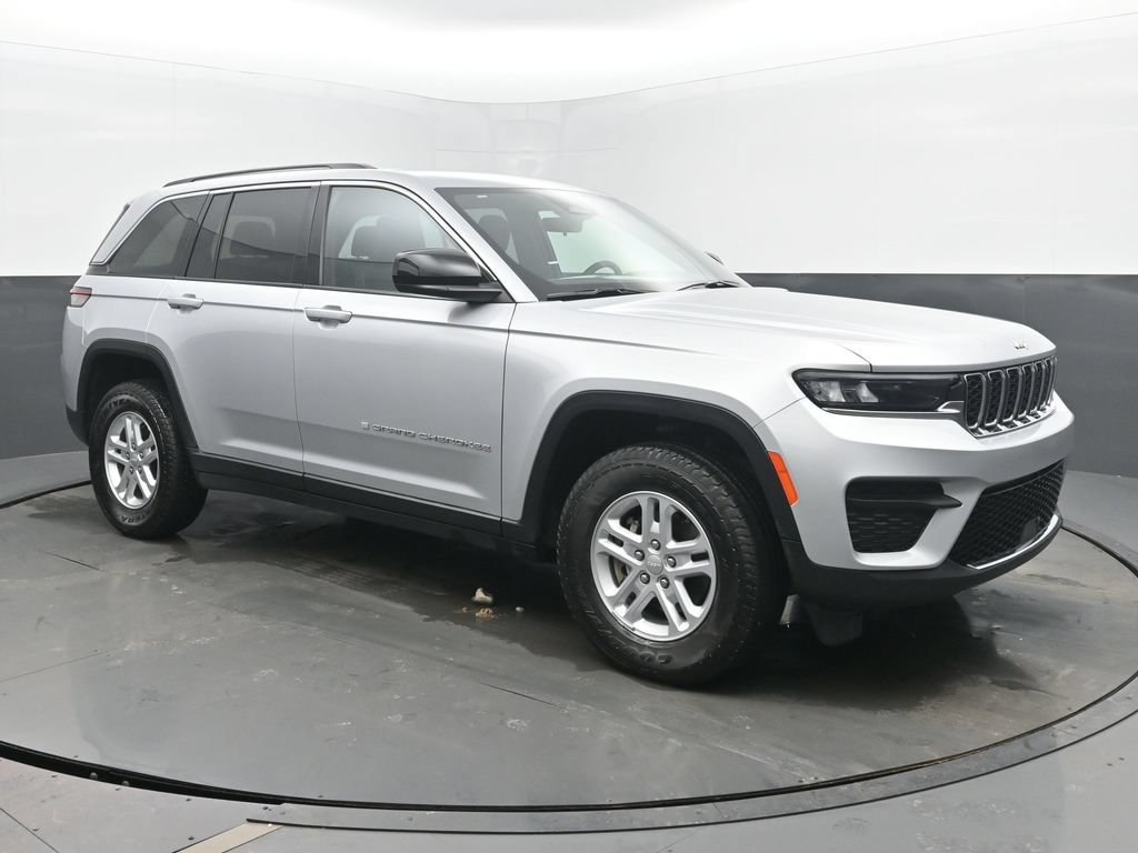 Used 2025 Jeep Grand Cherokee Laredo AWD/4WD image 8