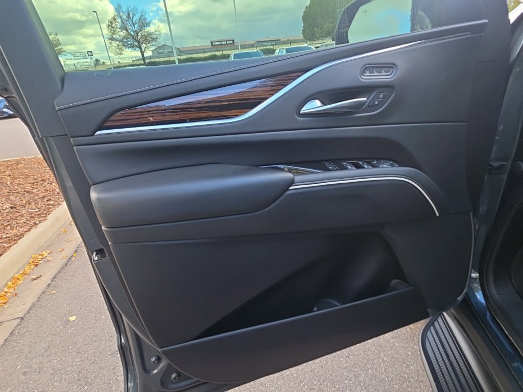 Used 2021 Cadillac Escalade Premium Luxury AWD/4WD image 15