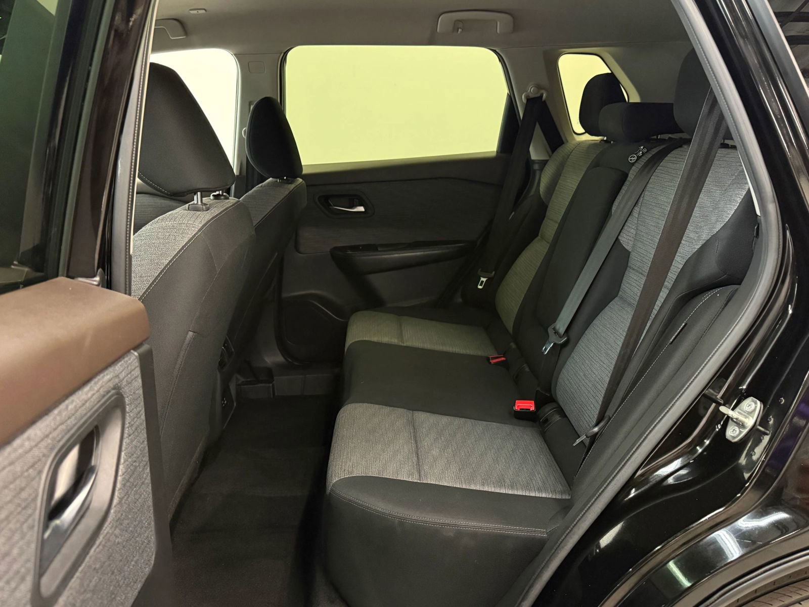 Used 2023 Nissan Rogue SV image 18