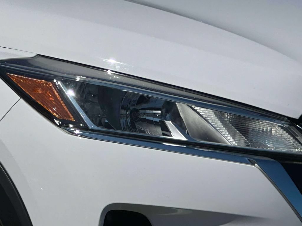 Used 2023 Nissan Kicks S FWD image 7