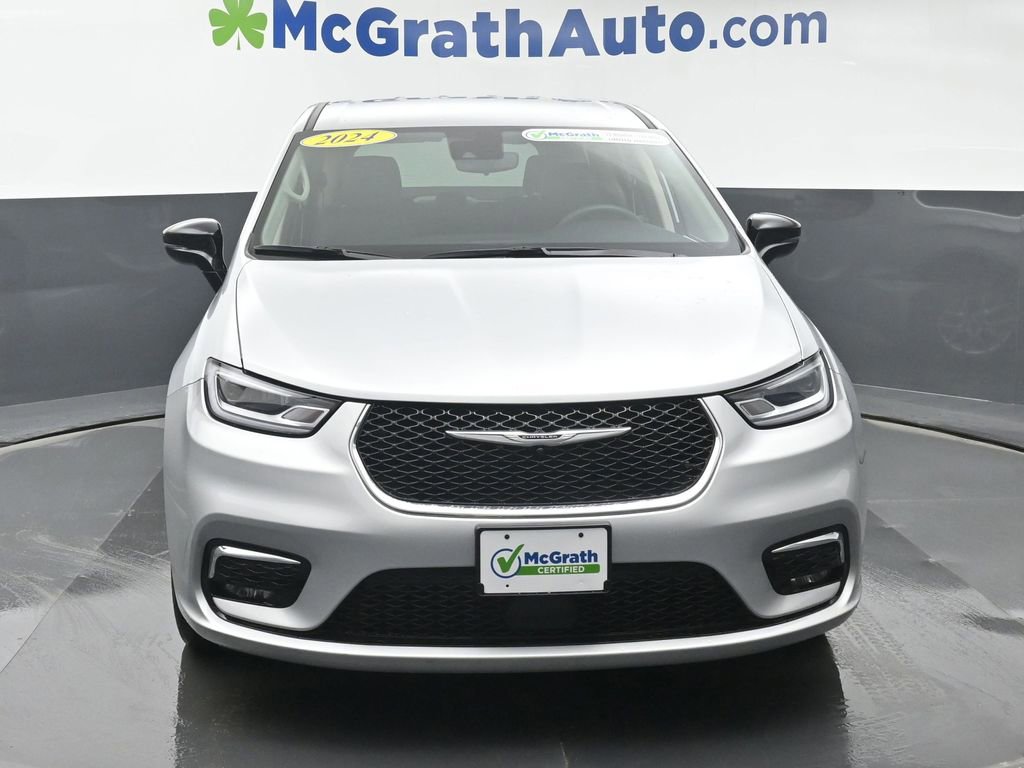 Used 2024 Chrysler Pacifica Touring-L image 4