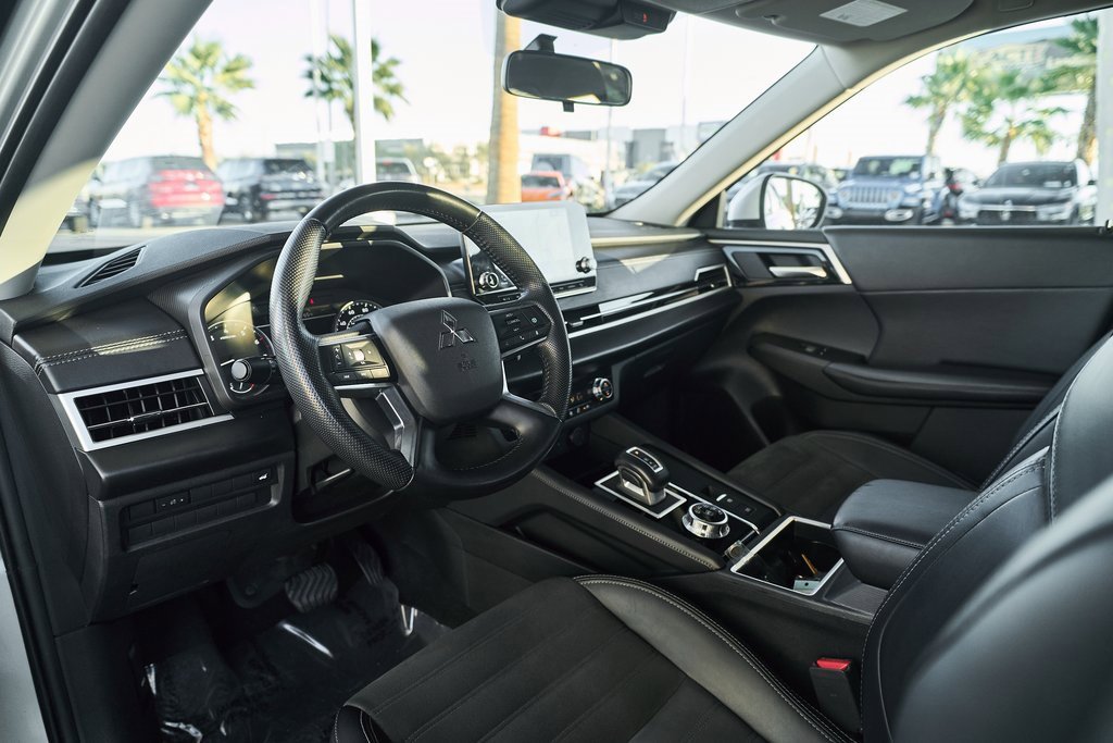 Used 2024 Mitsubishi Outlander SE image 2