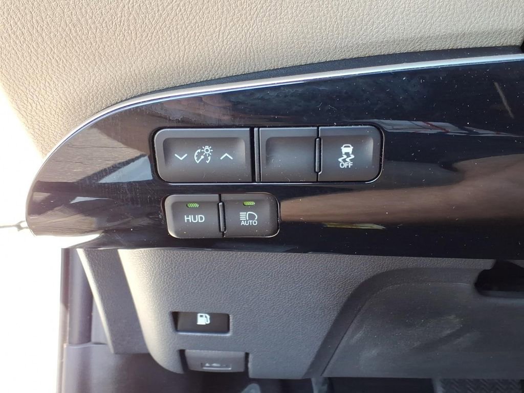 Used 2017 Toyota Prius Three w/ Advanced Technology Package FWD image 15