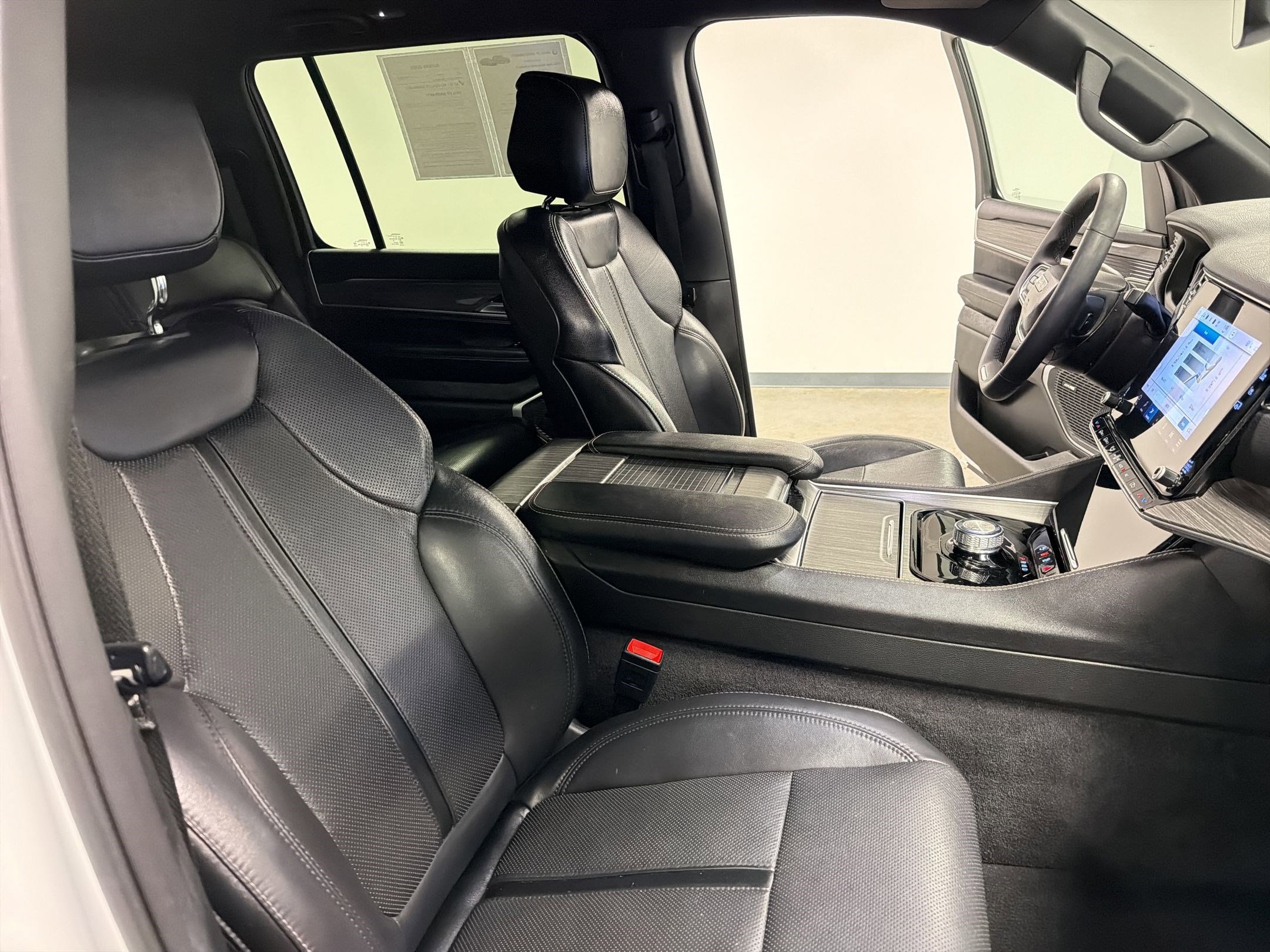 Used 2024 Jeep Wagoneer L Series II w/ Flexible Seating Group image 31