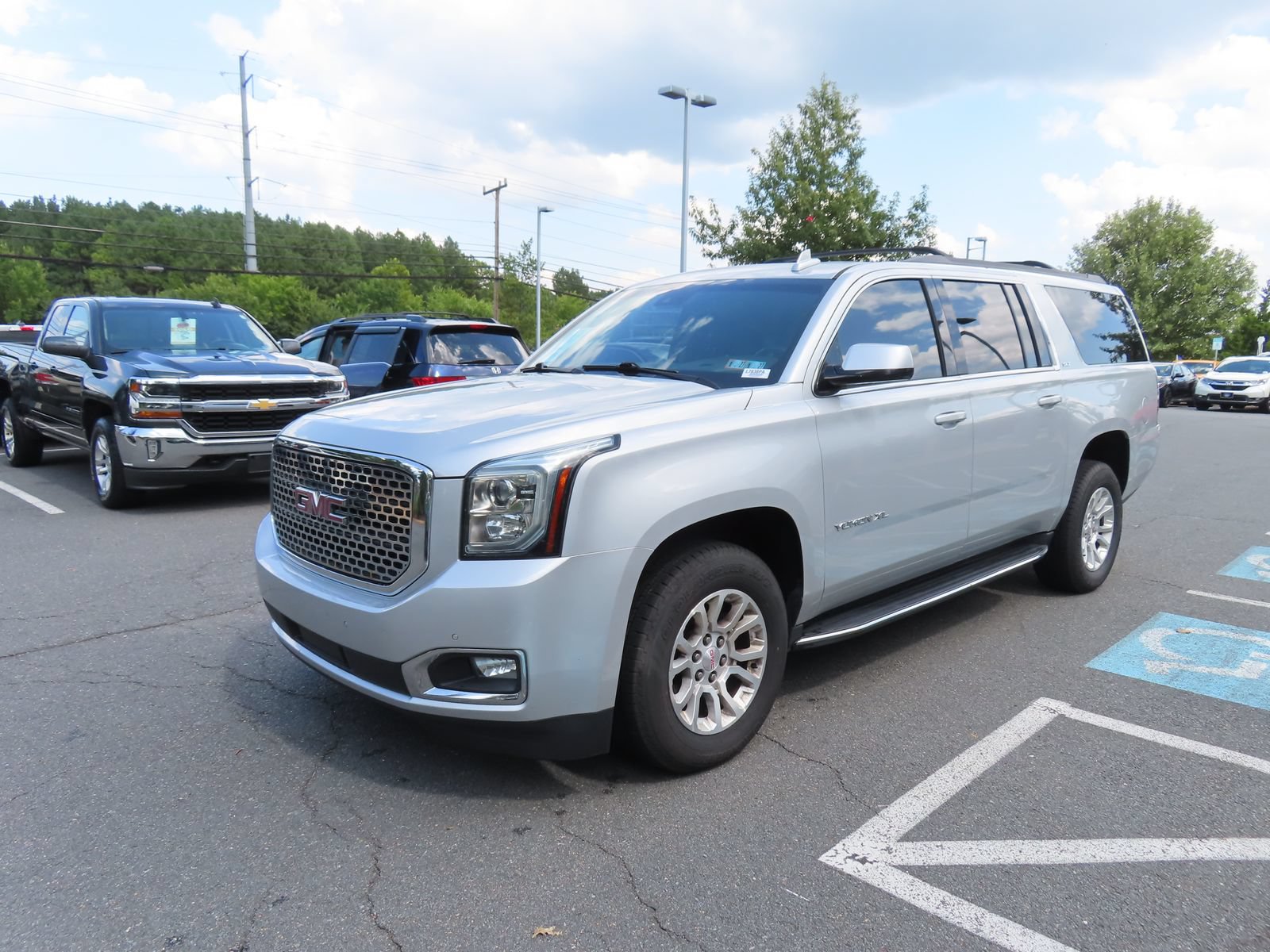 Used 2019 GMC Yukon XL SLT w/ Open Road Package AWD/4WD image 3