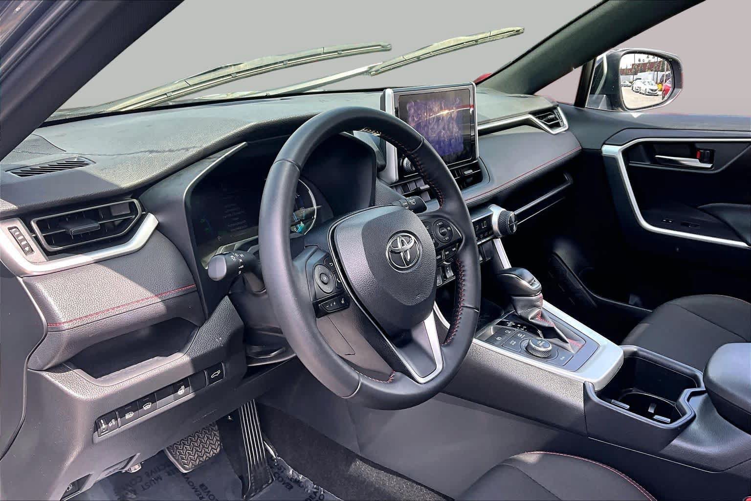 Used 2025 Toyota RAV4 SE w/ Weather & Moonroof Package AWD/4WD image 17