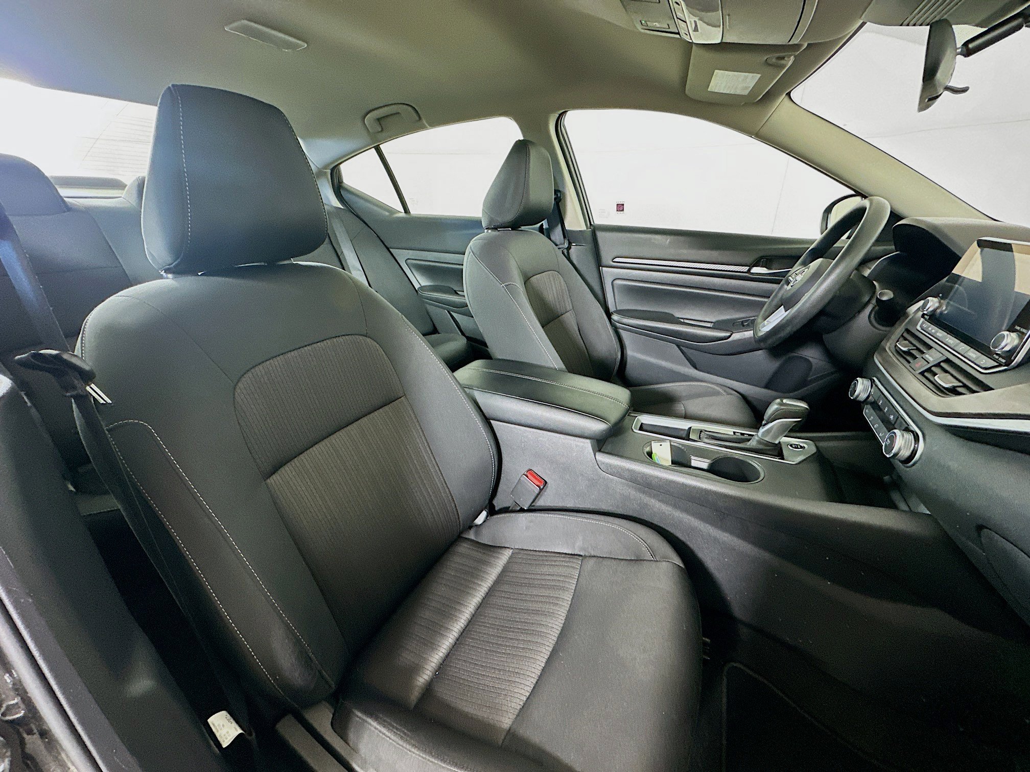 Used 2025 Nissan Altima 2.5 SV image 29