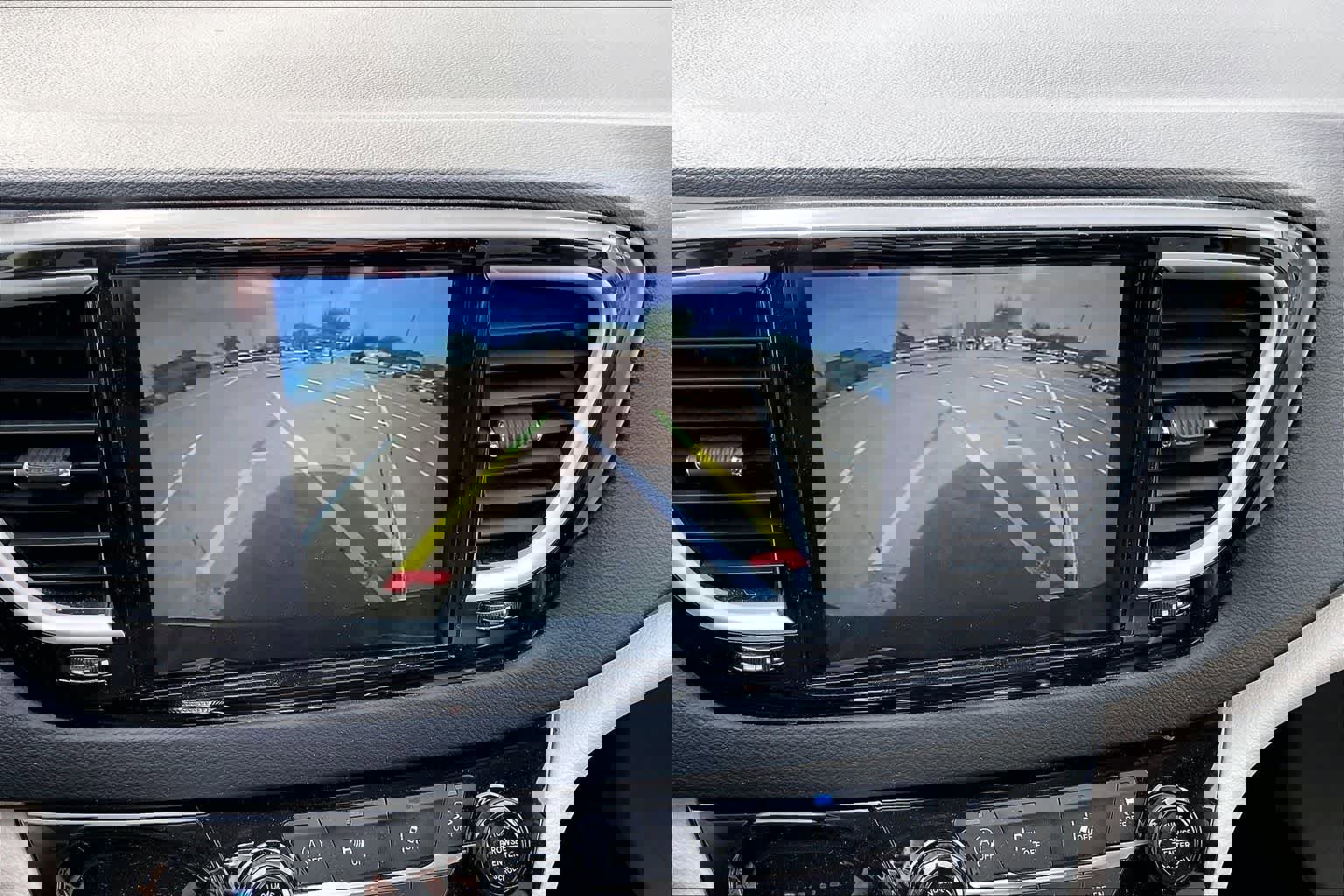 Used 2023 Chrysler Pacifica Touring-L image 26