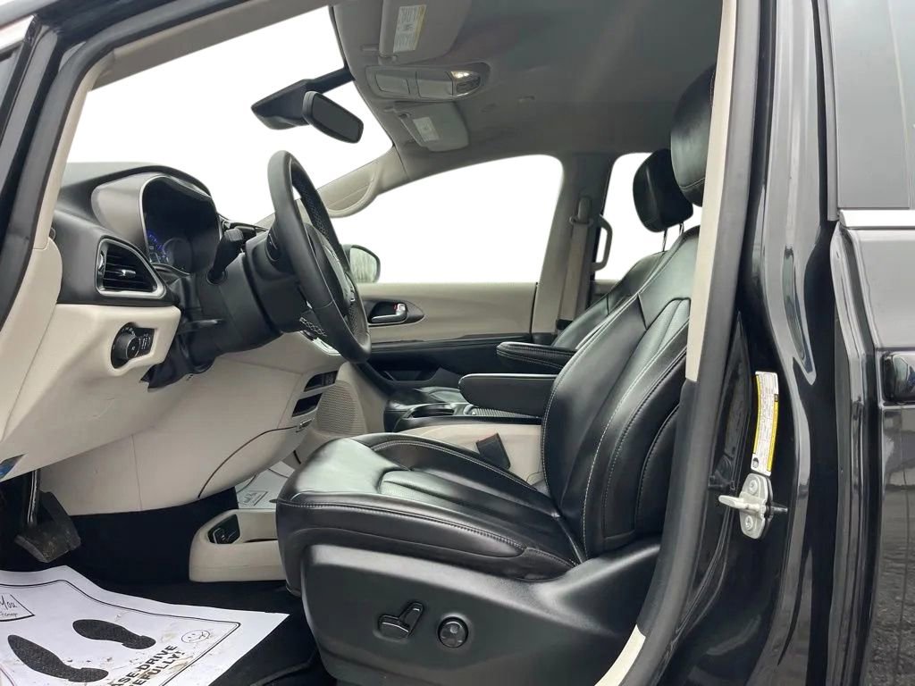 Used 2023 Chrysler Pacifica Touring-L image 12