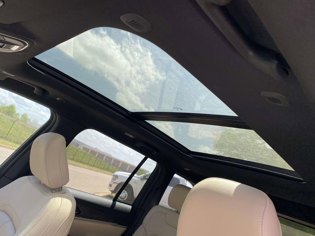 New 2026 Jeep Grand Cherokee Limited w/ Luxury Tech Group II RWD image 21