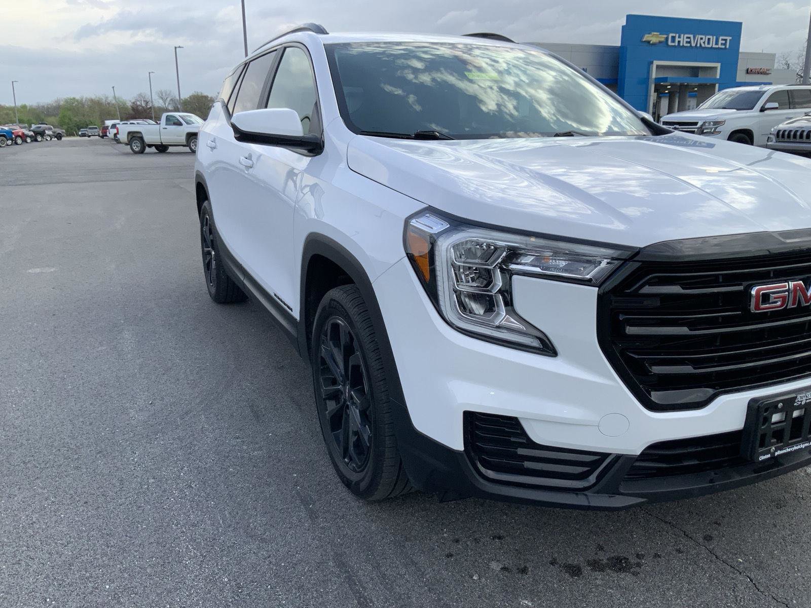 Used 2022 GMC Terrain SLE w/ Elevation Edition image 13