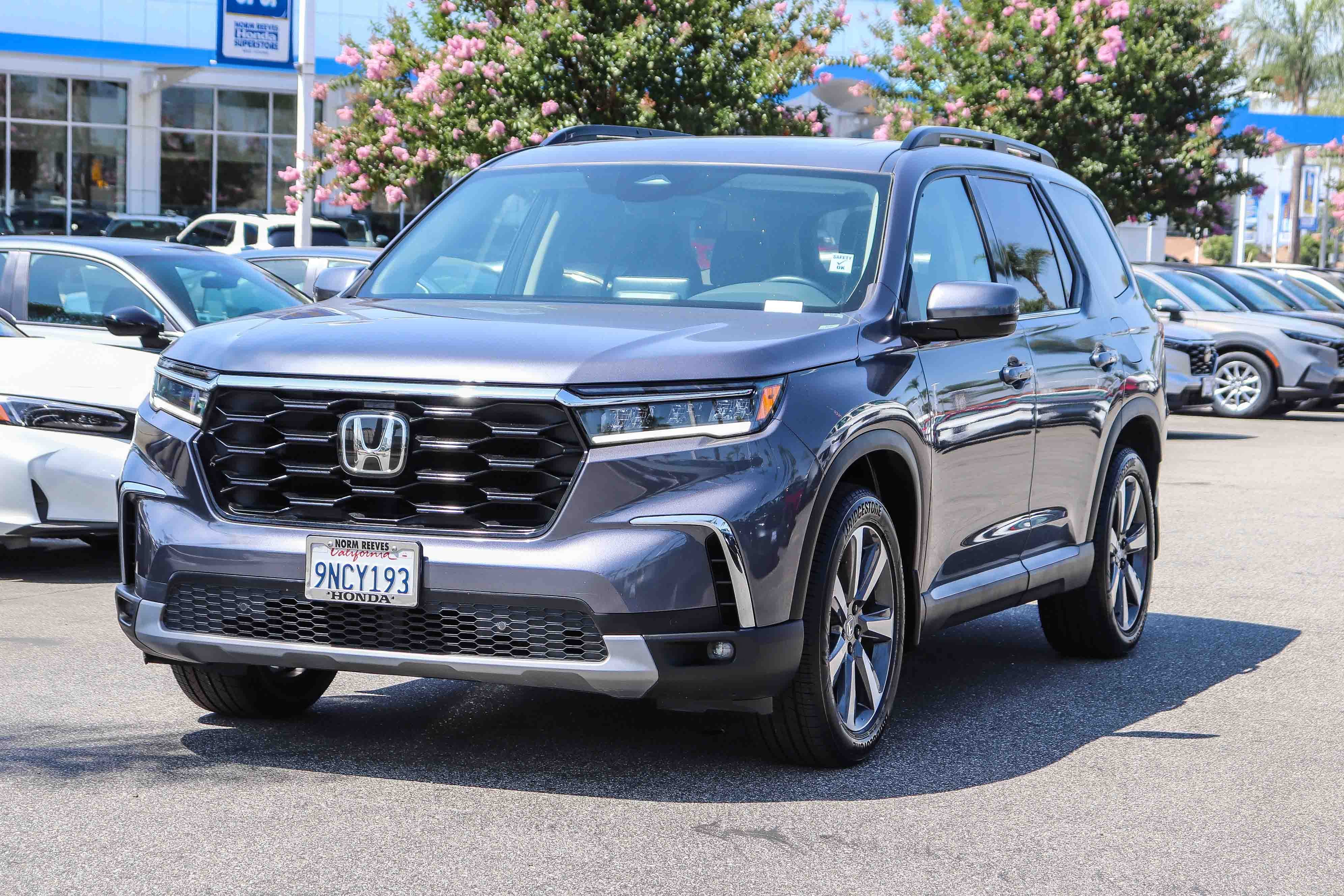 Used 2025 Honda Pilot Touring image 3