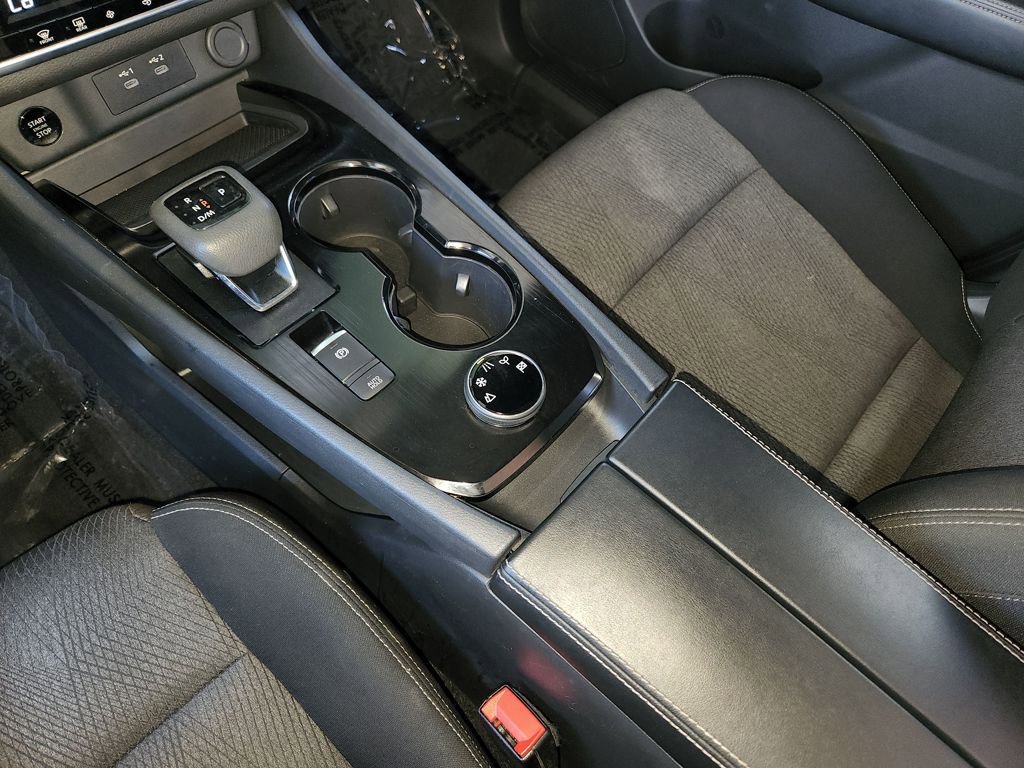 Used 2025 Nissan Rogue SV image 21