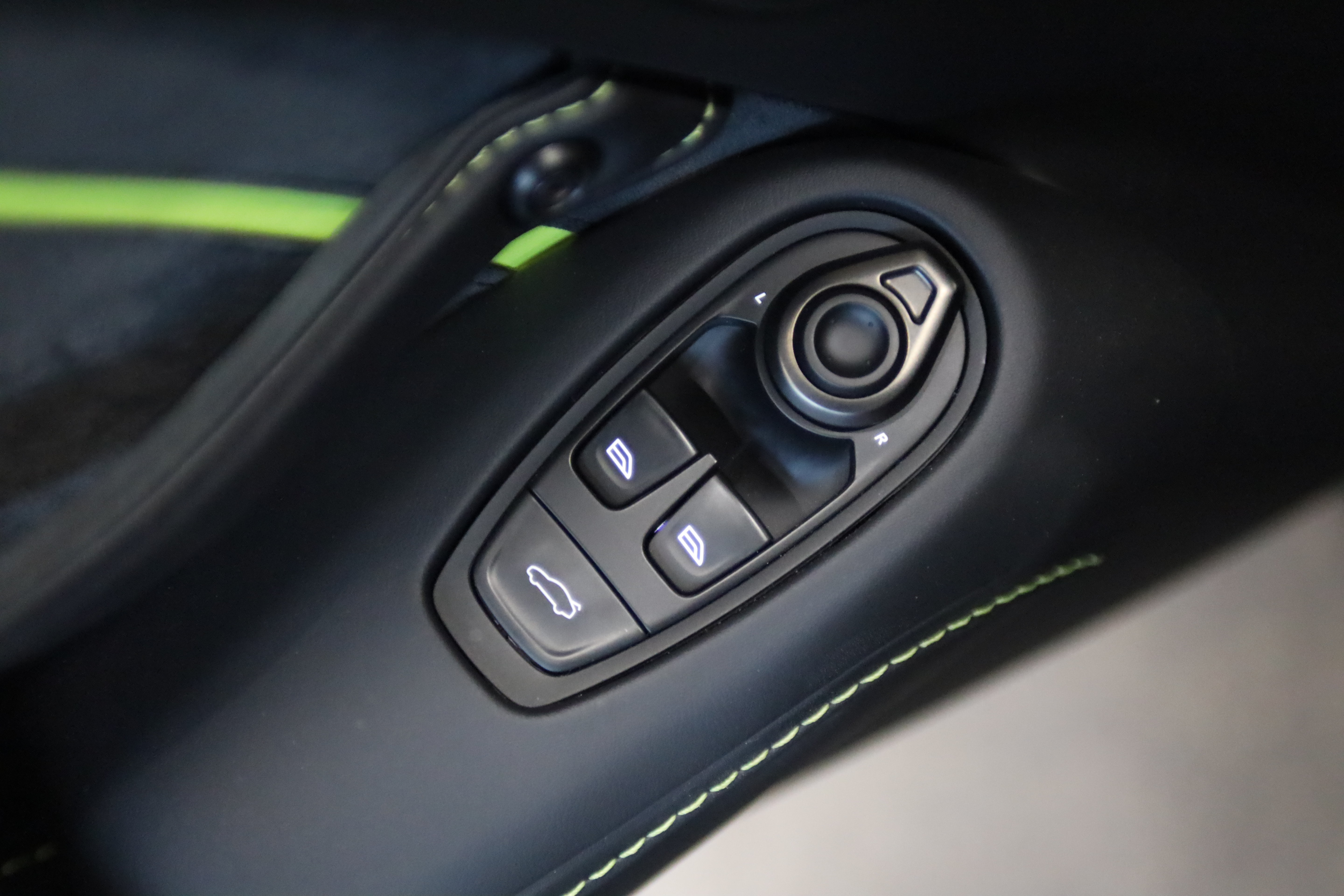 Used 2023 Aston Martin V8 Vantage Coupe RWD image 12