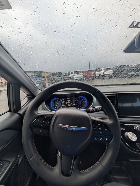 Used 2022 Chrysler Pacifica Touring image 30