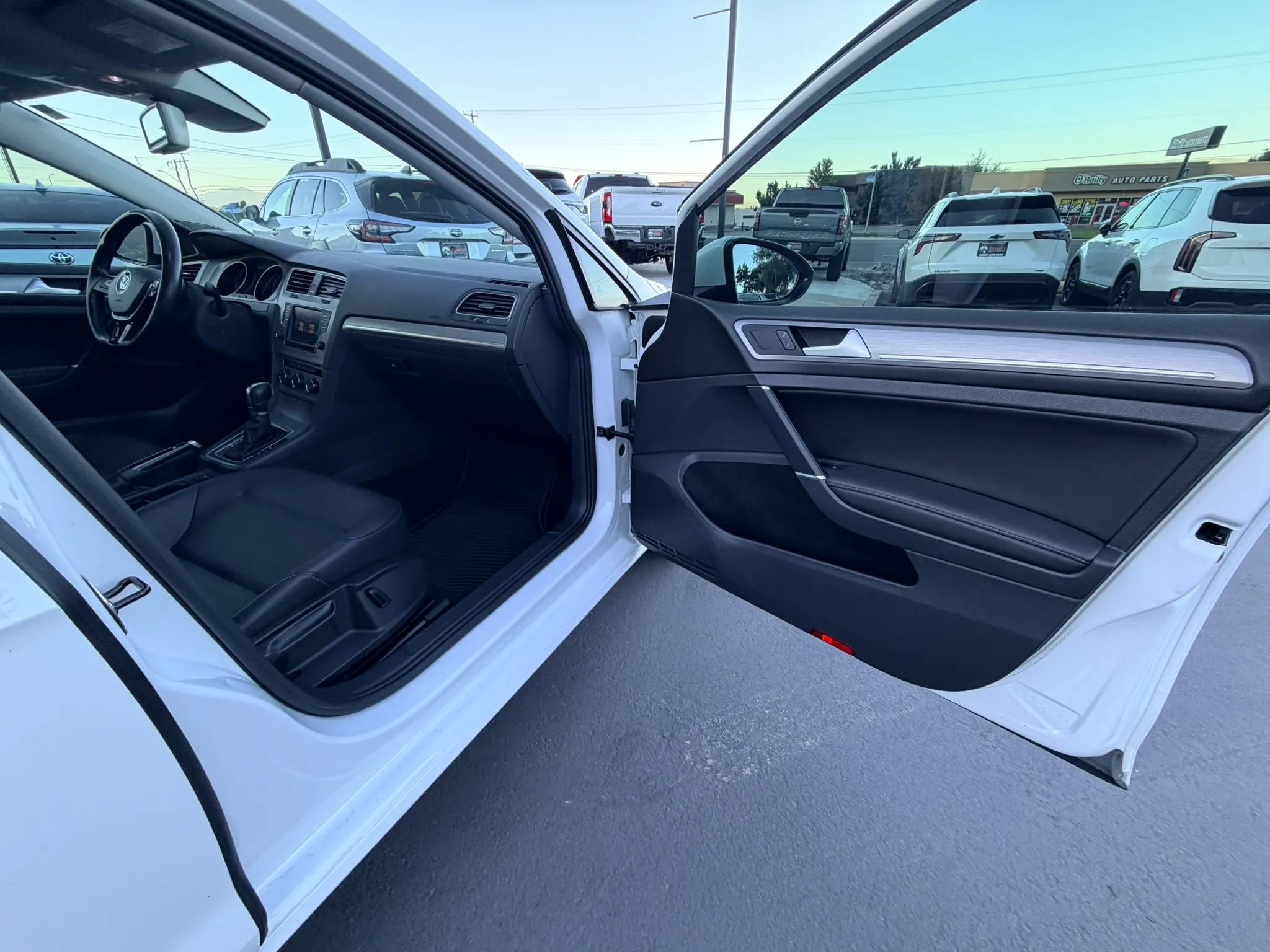 Used 2016 Volkswagen Golf SE w/ Lighting Package FWD image 25
