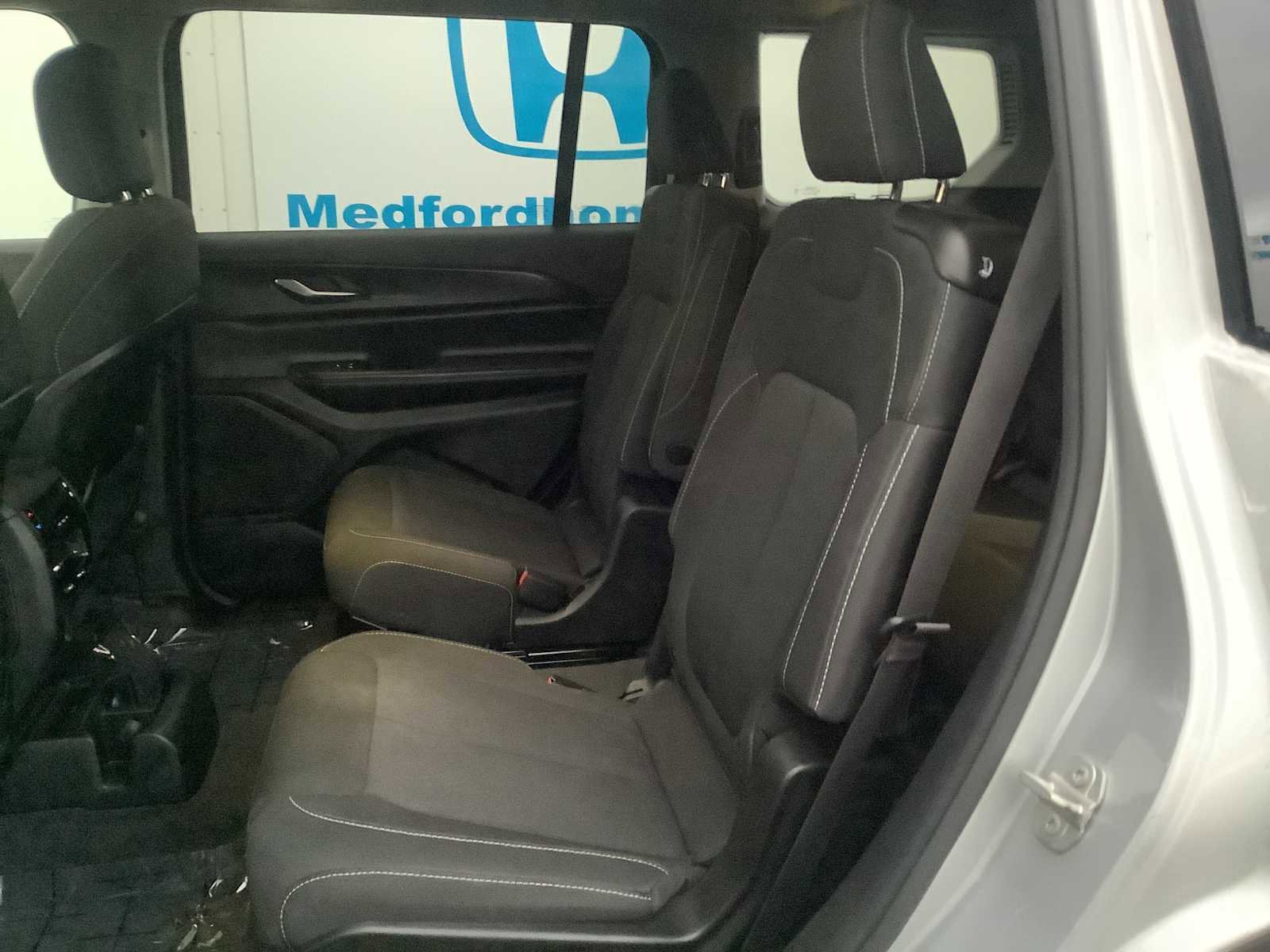 Used 2023 Jeep Grand Cherokee L Laredo image 13