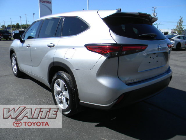 Used 2022 Toyota Highlander LE AWD/4WD image 4