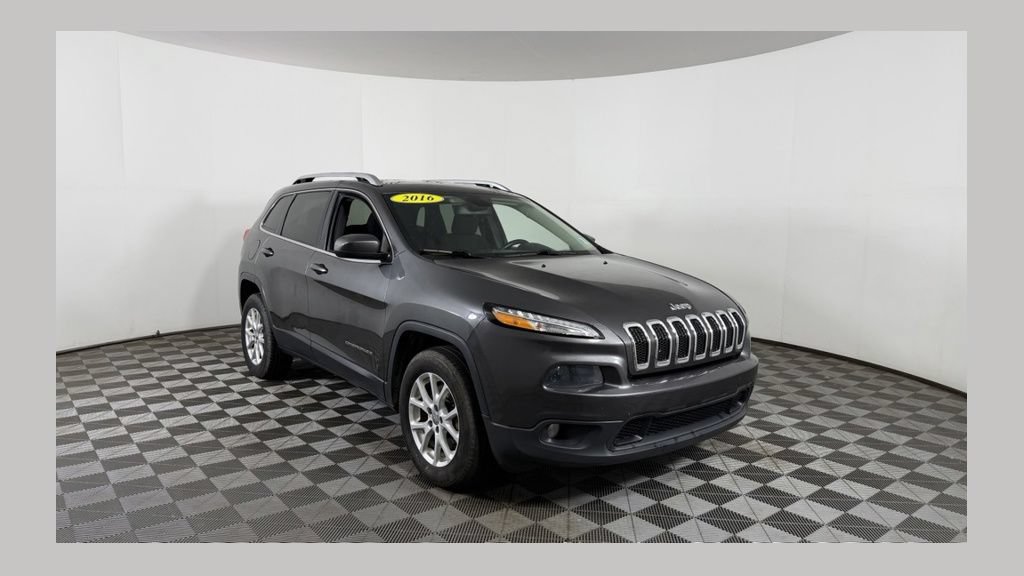 Used 2016 Jeep Cherokee Latitude w/ Cold Weather Group AWD/4WD image 1