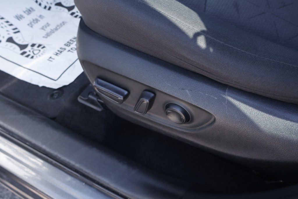 Used 2021 Toyota RAV4 XLE image 17